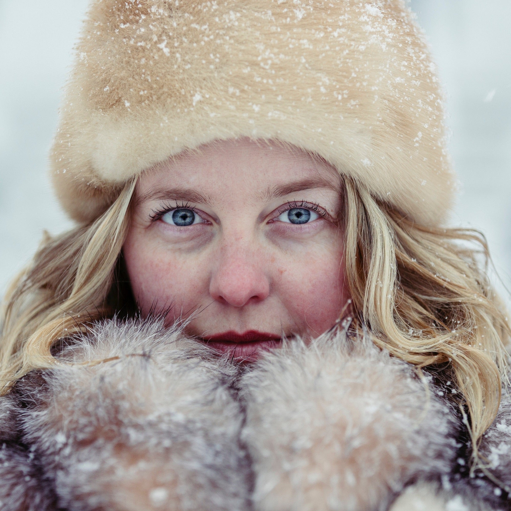 woman in coldwather with hat and gloves