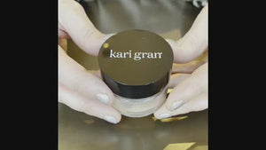Video showing how to use a refill packet. Pop out the sifter and pour the refill packet into the jar. Put sifter back into jar.